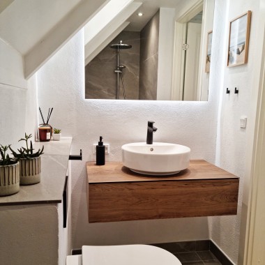 Uudistettu viistokattoinen kylpyhuone, Geberit Acanto -seinä-WC ja pyöreä Geberit VariForm -pesuallas (© @triner2 ja @strandparken3)