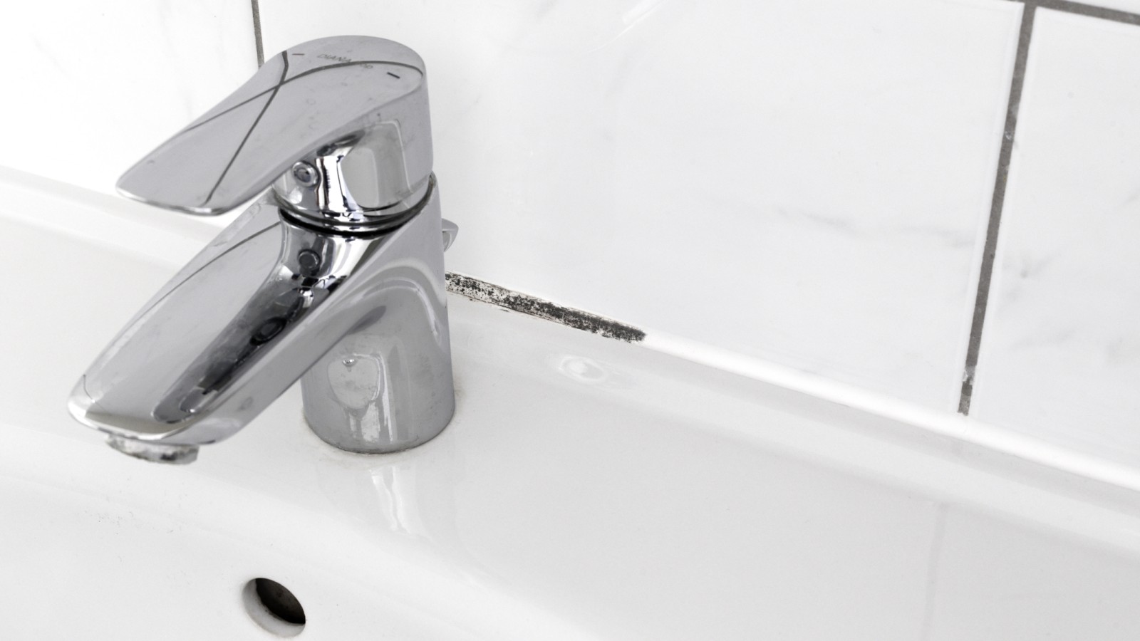 Hometta kylpyhuoneen saumakohdissa Hometta kylpyhuoneen saumakohdissa