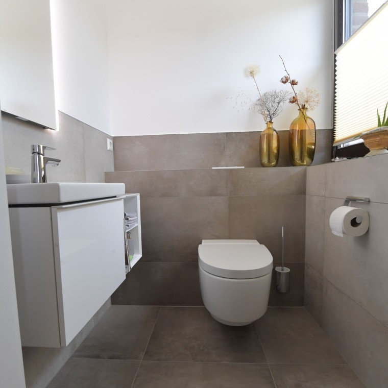 Näkymä Geberit AquaClean Mera Classic -pesu-wc-istuimeen ja pesualtaaseen Näkymä Geberit AquaClean Mera Classic -pesu-wc-istuimeen ja pesualtaaseen