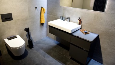 Minimalistisuus yhdistettynä mustaan kromiin kylpyhuoneessa