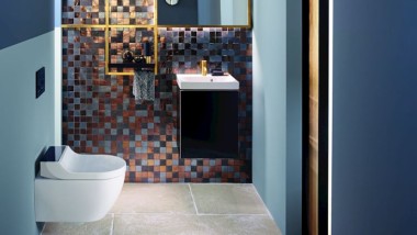 Kulta ja kuparin sävyt lisäävät lämpöä pieniinkin wc-tiloihin
