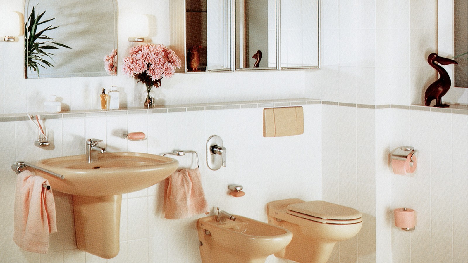 Värikkäät posliiniosat ja huuhtelupainikkeet – sekä seinäasenteiset WC-istuimet – olivat viimeisintä huutoa 70-luvulla Värikkäät posliiniosat ja huuhtelupainikkeet – sekä seinäasenteiset WC-istuimet – olivat viimeisintä huutoa 70-luvulla