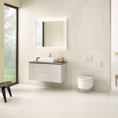 Beige kylpyhuone, jossa Geberitin peilikaappi, alakaappi, huuhtelupainike, wc-istuin ja pesuallas