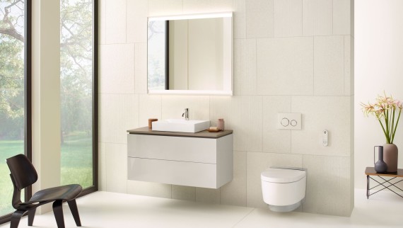 Beige kylpyhuone, jossa Geberitin peilikaappi, alakaappi, huuhtelupainike ja posliinit