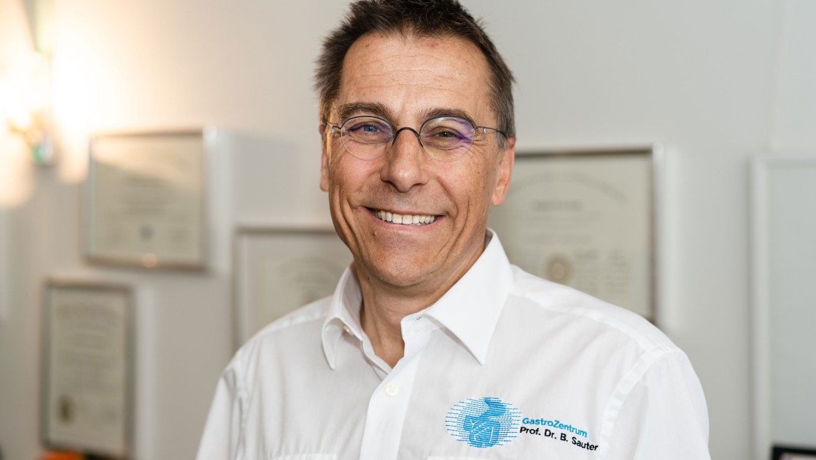 Dr. Bernhard Sauter, Sisätautien ja Gastroenterologian erikoislääkäri (© Julia Dunlop)