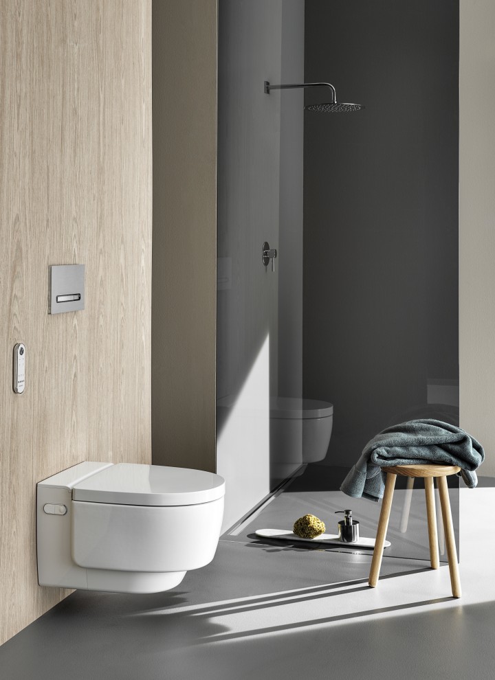 Geberit AquaClean Mera Comfort -pesu-wc-istuin ja Sigma50 -huuhtelupainike (© Geberit)