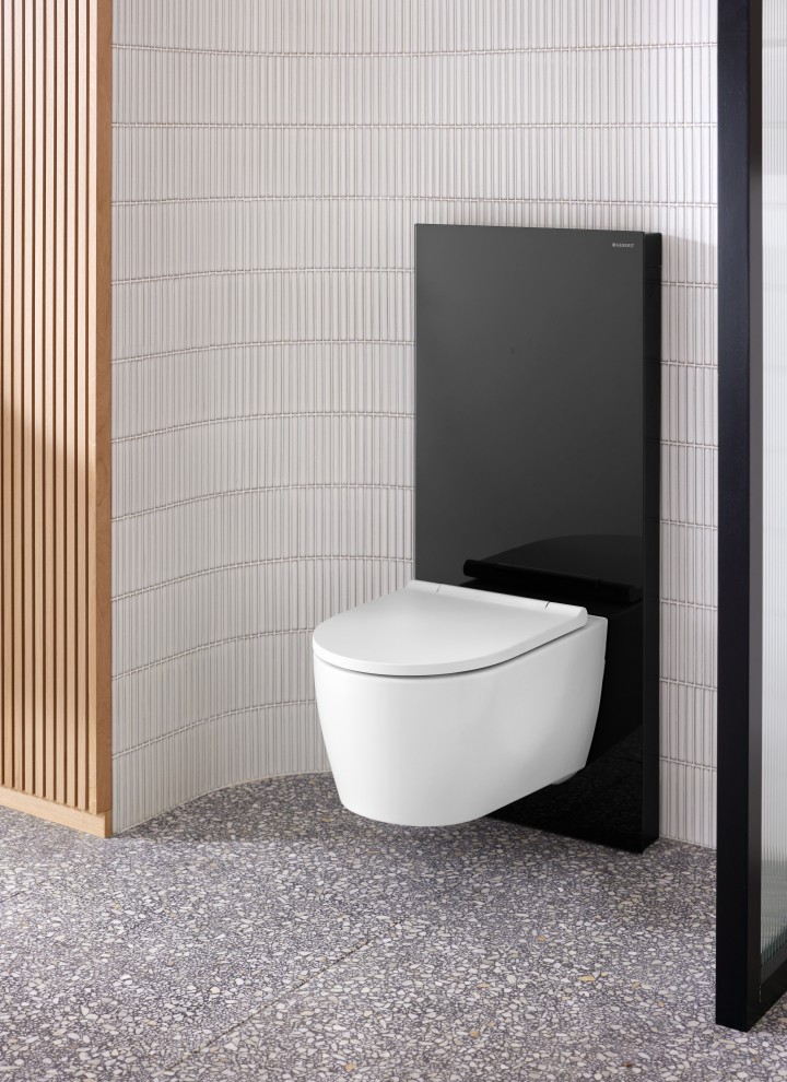 Geberit Monolith Plus -musta säiliömoduuli ja Geberit One -wc-istuin