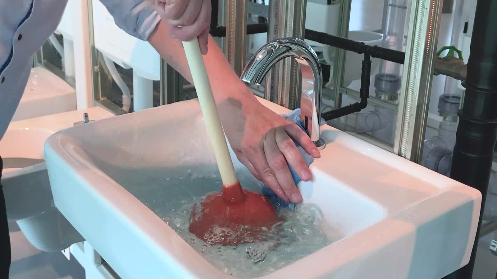 Imukuppia liikutetaan ylös ja alas Imukuppia liikutetaan ylös ja alas