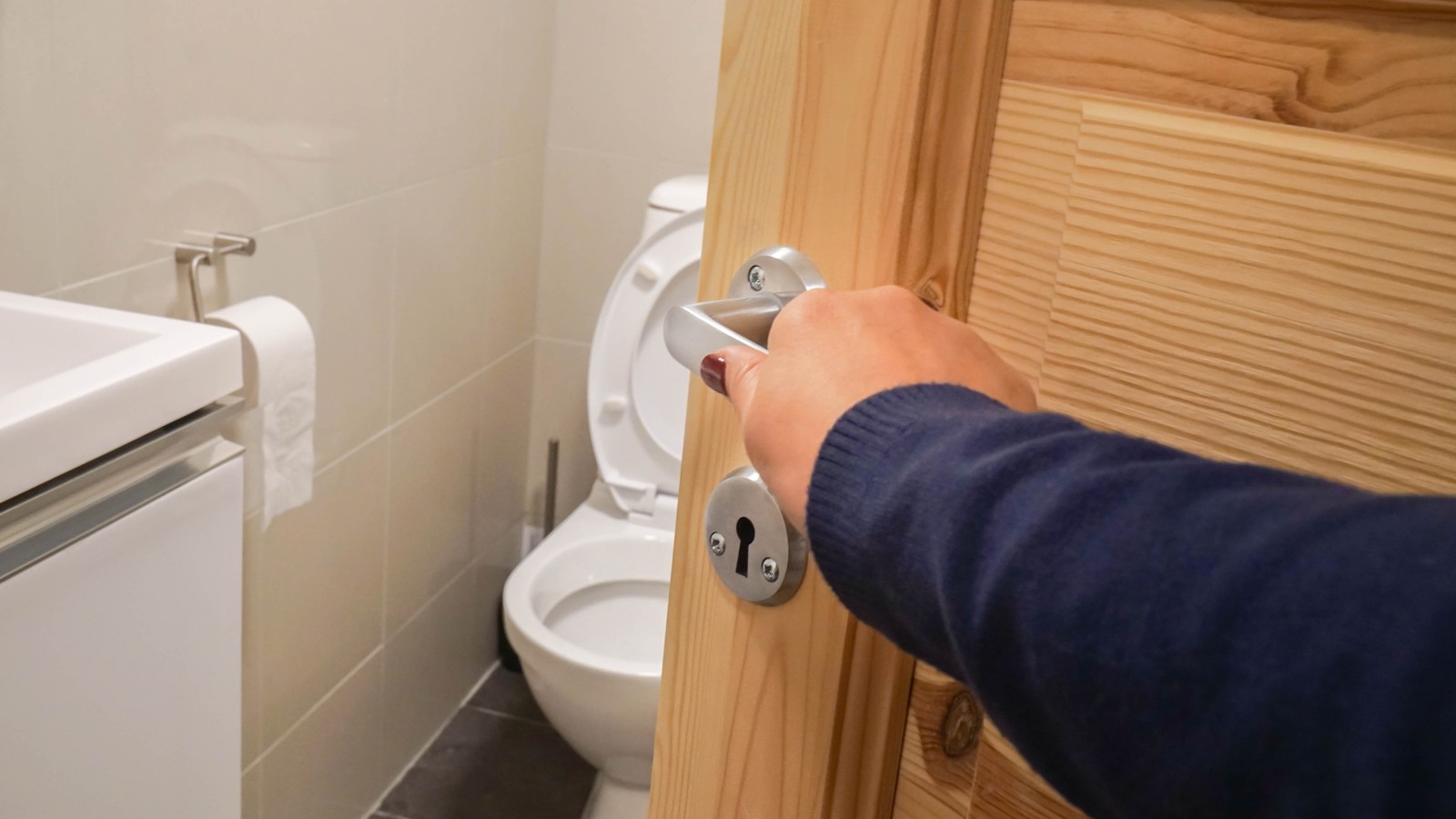 Sisäänpäin avautuva kylpyhuoneen ovi