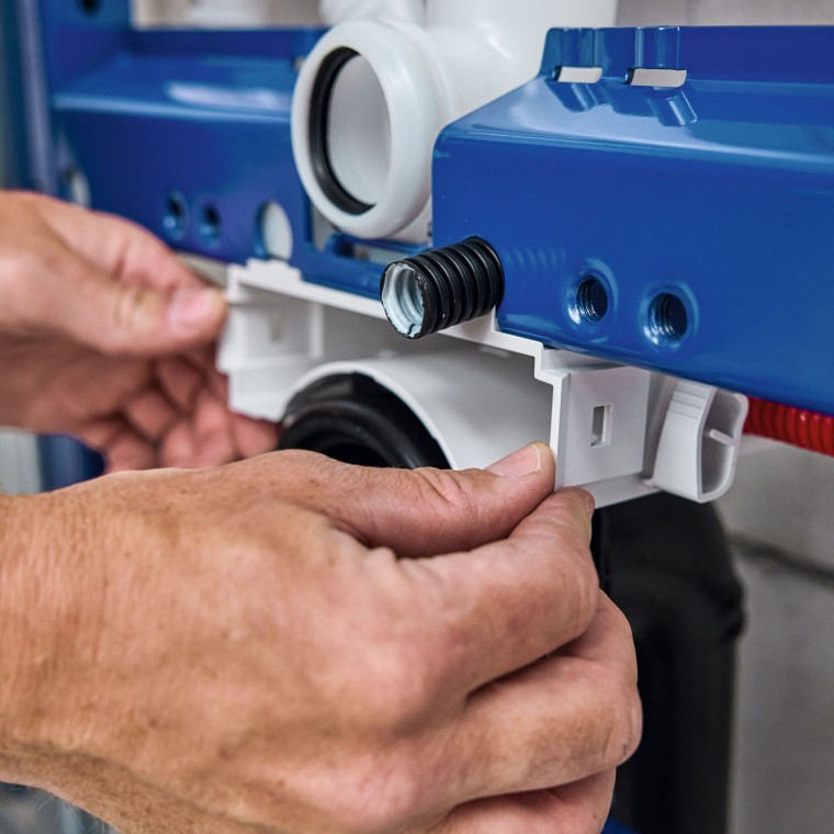 LVI-alan ammattilainen asentaa liitäntälevyn ja Geberit Power & Connect Boxin. LVI-alan ammattilainen asentaa liitäntälevyn ja Geberit Power & Connect Boxin.