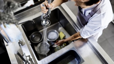 Geberit Silent-PP soveltuu ravintolatiloiden viemäröintiin (© Shutterstock).