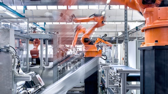 Robottikädet Geberitin piilovesisäiliöiden kokoonpanolinjalla tuotantohallissa. (© Geberit) Robottikädet Geberitin piilovesisäiliöiden kokoonpanolinjalla tuotantohallissa. (© Geberit)