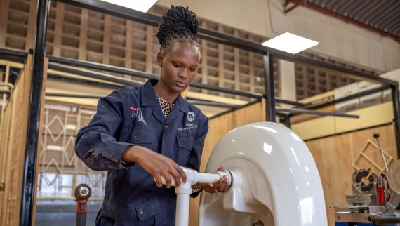 Osallistuja Hilti Foundationin ja Geberitin ammatilliseen koulutusohjelmaan Keniassa (© Hilti Foundation) (© Hilti Foundation). Osallistuja Hilti Foundationin ja Geberitin ammatilliseen koulutusohjelmaan Keniassa (© Hilti Foundation) (© Hilti Foundation).