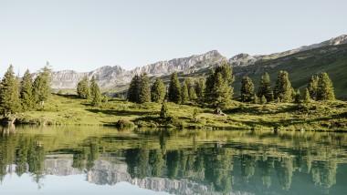 Heijastuksia sveitsiläisessä Engstlensee-järvessä 1 835 metrin korkeudessa merenpinnasta. Valokuvaaja: M: Bruno Augsburger (© Geberit)