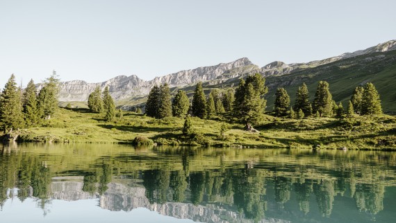 Heijastuksia sveitsiläisessä Engstlensee-järvessä 1 835 metrin korkeudessa merenpinnasta. Valokuvaaja: M: Bruno Augsburger (© Geberit)