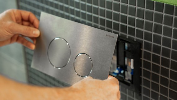Huuhtelupainike on Geberit-seinä-WC-asennuselementin ainoa näkyvä osa. Se asennetaan seinäpintaan suoraan seinän taakse sijoitetun piilohuuhtelusäiliön eteen. Huuhtelupainike on Geberit-seinä-WC-asennuselementin ainoa näkyvä osa. Se asennetaan seinäpintaan suoraan seinän taakse sijoitetun piilohuuhtelusäiliön eteen.