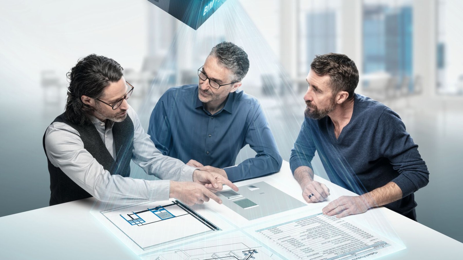 Suunnittelijat keskustelevat BIM-symbolilla varustetun pöydän ympärillä Suunnittelijat keskustelevat BIM-symbolilla varustetun pöydän ympärillä
