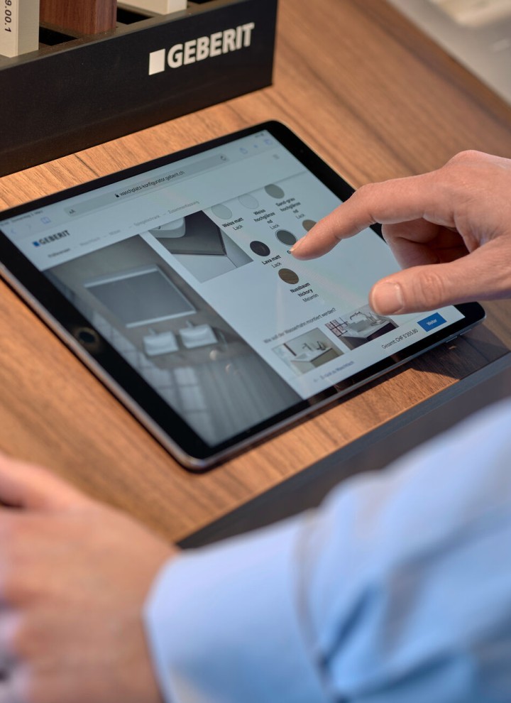 Mies tabletin kanssa valitsemassa tuotteita konfiguraattorilla