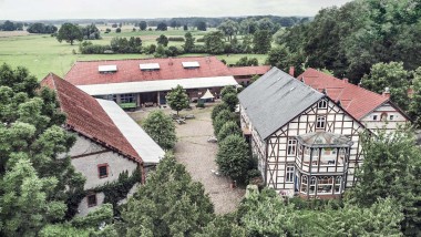 "Mahdollisuus", rakentajat löysivät kodin Pohjois-Saksasta. Laajaan tonttiin kuuluu useita rakennuksia, muun muassa historiallinen kartano (© Geberit)