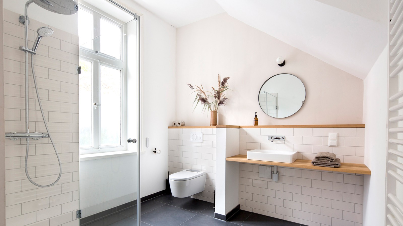 Geberit ONE -pesuallas ja ONE seinään asennettava hana asennettiin vieraskylpyhuoneisiin. Geberit AquaClean Sela -pesu-wc tarjoaa lisämukavuutta (© Geberit) Geberit ONE -pesuallas ja ONE seinään asennettava hana asennettiin vieraskylpyhuoneisiin. Geberit AquaClean Sela -pesu-wc tarjoaa lisämukavuutta (© Geberit)