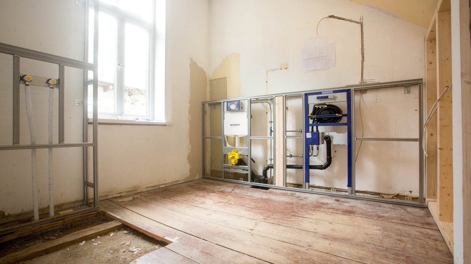 Geberit-tuotteet seinän edessä ja takana(© Geberit) Geberit-tuotteet seinän edessä ja takana(© Geberit)