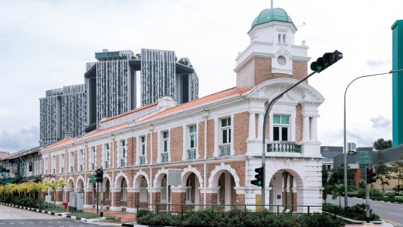 Ravintola Born sijaitsee Jinrikishan asemalla, joka on yksi Singaporen harvoista historiallisista rakennuksista. Sen omistaa näyttelijä Jackie Chan (© Owen Raggett)