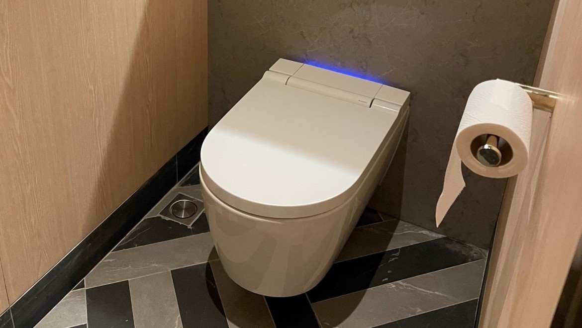 WC:t on varustettu muun muassa Geberit AquaClean Sela -pesu-wc-istuimilla ja Geberit-urinaaleilla (© Owen Raggett) WC:t on varustettu muun muassa Geberit AquaClean Sela -pesu-wc-istuimilla ja Geberit-urinaaleilla (© Owen Raggett)