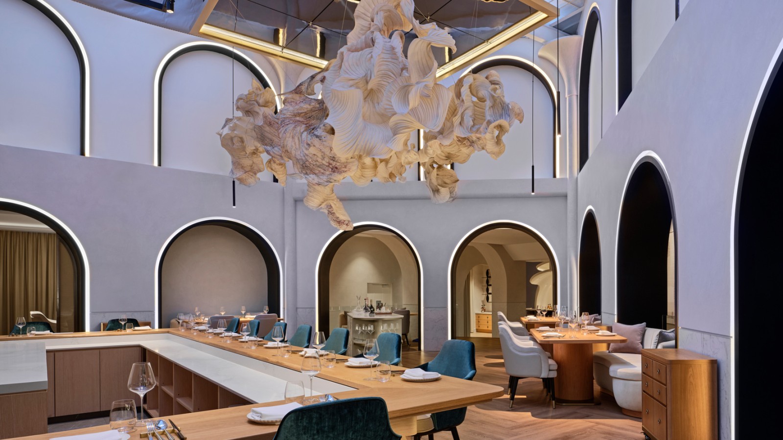 Paperipilvi leijuu Singaporen uuden tähtiravintolan Bornin pääruokasalin yllä (© Owen Raggett) Paperipilvi leijuu Singaporen uuden tähtiravintolan Bornin pääruokasalin yllä (© Owen Raggett)