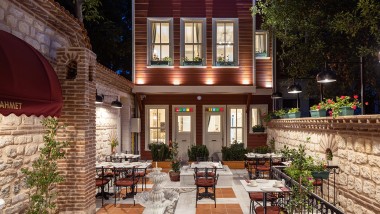 Istanbulissa sijaitsevan Hotel Turkish Housen sisäpihalla yhdistyvät eri aikakausien rakenteelliset- ja koristeelliset-elementit (© Hotel Turkish House)