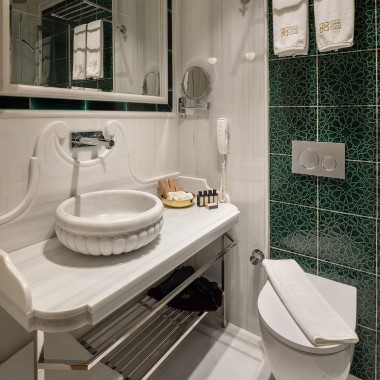 Geberit tarjoaa modernia mukavuutta hotellihuoneiden kylpyhuoneisiin. Koska veden taloudellinen käyttö on arkkitehdille tärkeää, kaksoishuuhtelujärjestelmä asennettiin jokaiseen kylpyhuoneeseen (© Hotel Turkish House)