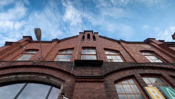 Suojeltua rautatietehdasta pidetään yhtenä Suomen tunnetuimmista teollisuusrakennuksista (© Kansallis Teatteri)