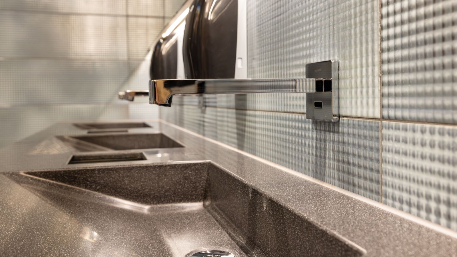 Geberit Brenta seinäasennettavahana