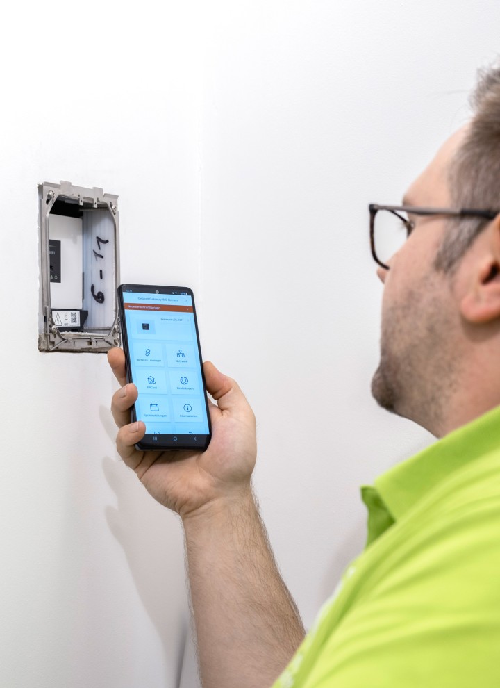 Päälaitetta ohjataan Geberit Gatewayn kautta Päälaitetta ohjataan Geberit Gatewayn kautta