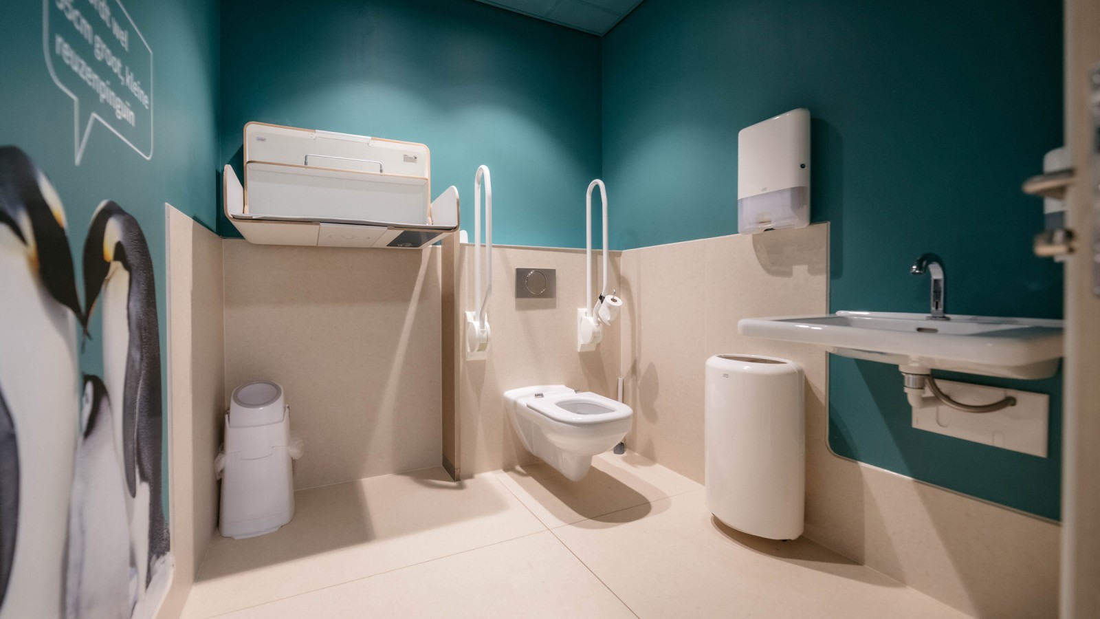 Myös inva-wc:n varusteet koostuvat suurelta osin Geberitin tuotteista (© Michiel Stock). Myös inva-wc:n varusteet koostuvat suurelta osin Geberitin tuotteista (© Michiel Stock).