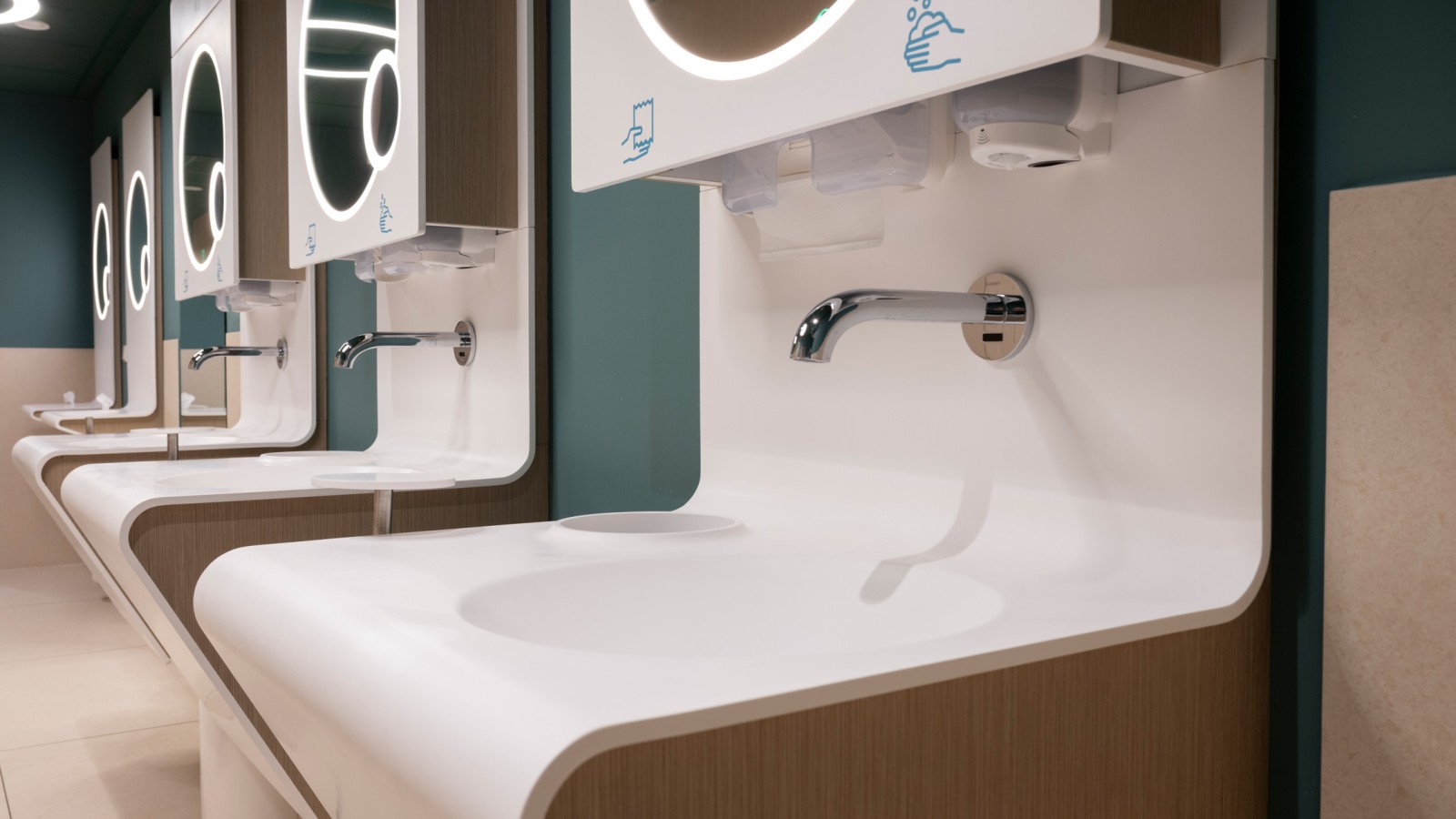 Geberit Piave -pesuallashanat asennettuna pesualtaisiin (© Meike Goebel). Geberit Piave -pesuallashanat asennettuna pesualtaisiin (© Meike Goebel).