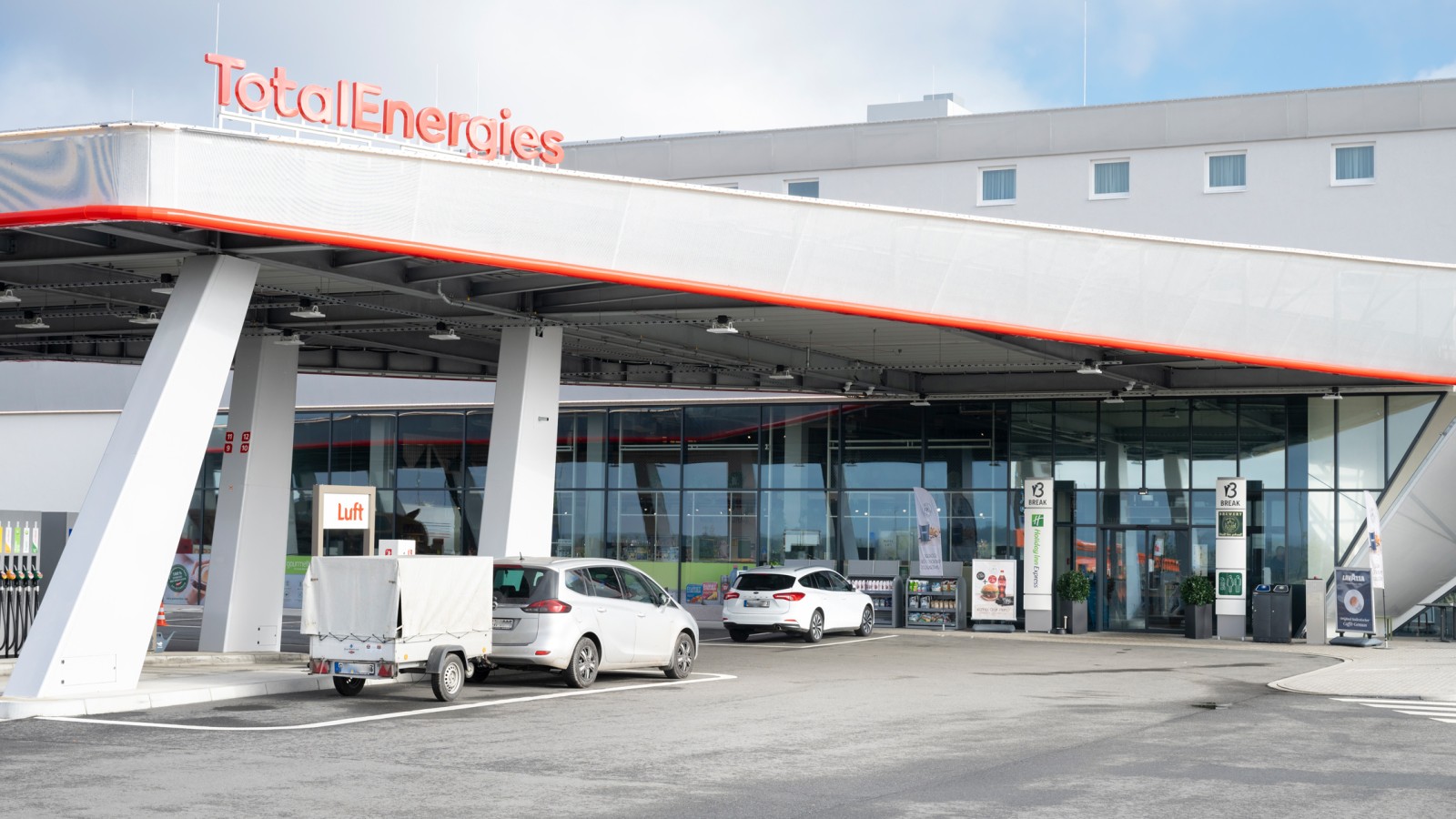 Evendorfin uusi huoltoasema avattiin vuonna 2023 - ja se on varustettu 2theloon julkisella wc-tilalla (© Meike Goebel). Evendorfin uusi huoltoasema avattiin vuonna 2023 - ja se on varustettu 2theloon julkisella wc-tilalla (© Meike Goebel).