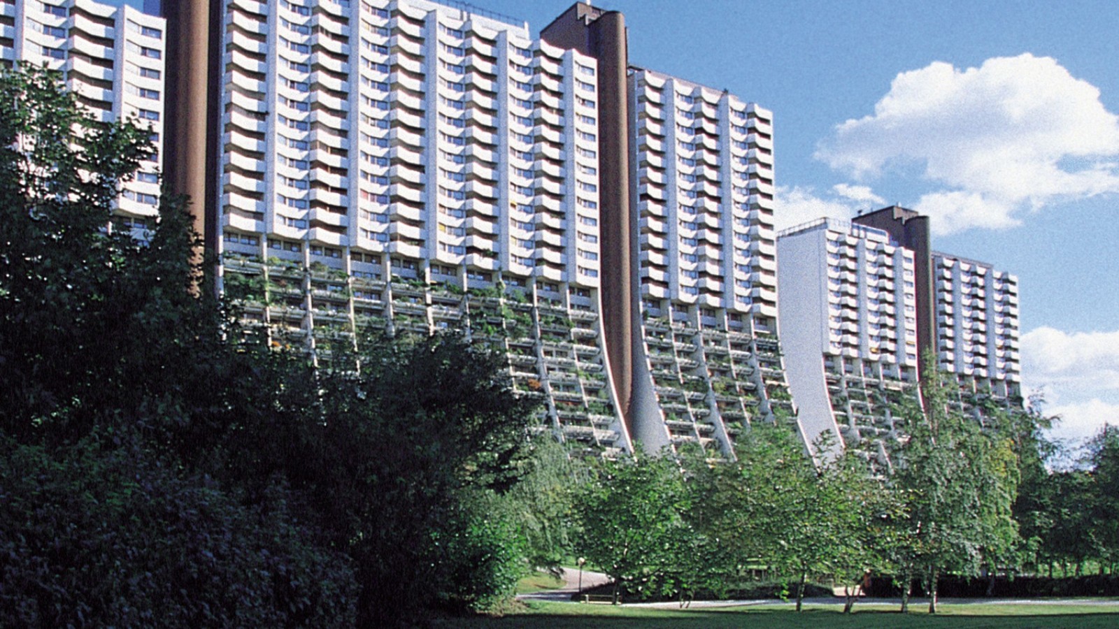 PE-viemäriputkia asennettaessa asentajat joutuivat laskeutumaan parvekkeilta alas kuin vuorikiipeilijät (© Gesiba) PE-viemäriputkia asennettaessa asentajat joutuivat laskeutumaan parvekkeilta alas kuin vuorikiipeilijät (© Gesiba)