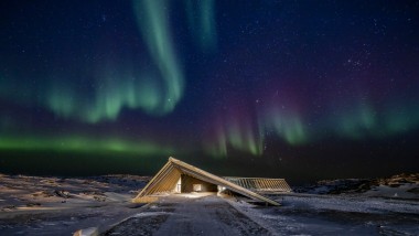 Icefjord Centre Grönlannin revontulien upeissa loistoissa (© Adam Mørk).