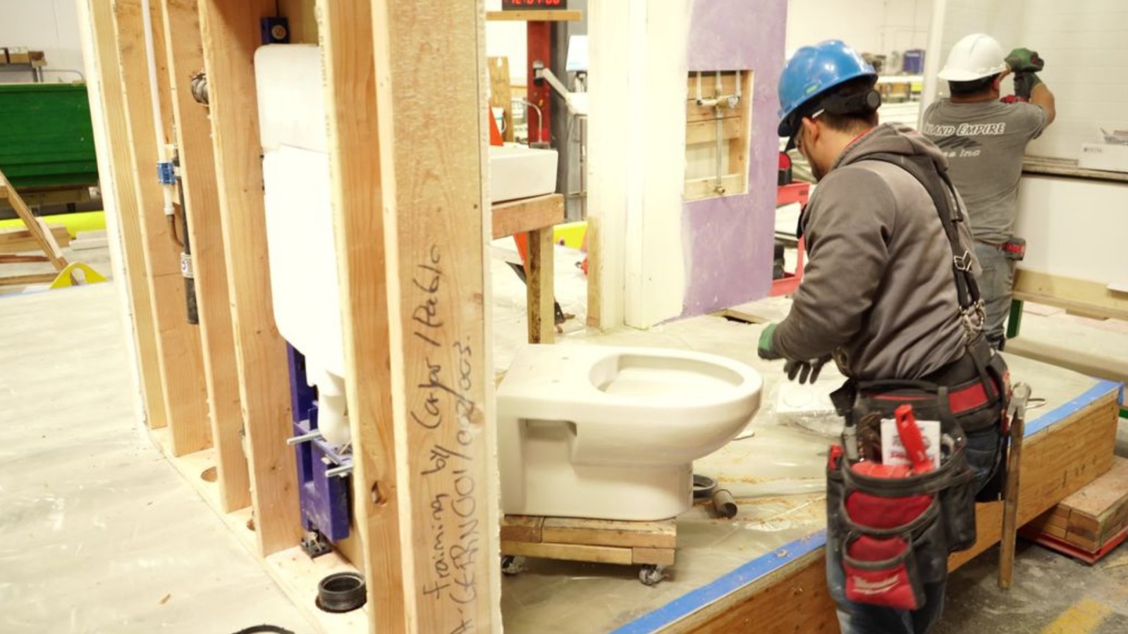 Kylpyhuoneissa käytetään Geberit Duofix -elementtiä piilohuuhtelusäiliöllä (© Geberit) Kylpyhuoneissa käytetään Geberit Duofix -elementtiä piilohuuhtelusäiliöllä (© Geberit)