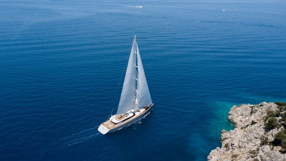 Bodrumissa sijaitsevan ADA Yachtingin telakan purjevene liukuu Välimerellä (© ADA Yachting) Bodrumissa sijaitsevan ADA Yachtingin telakan purjevene liukuu Välimerellä (© ADA Yachting)