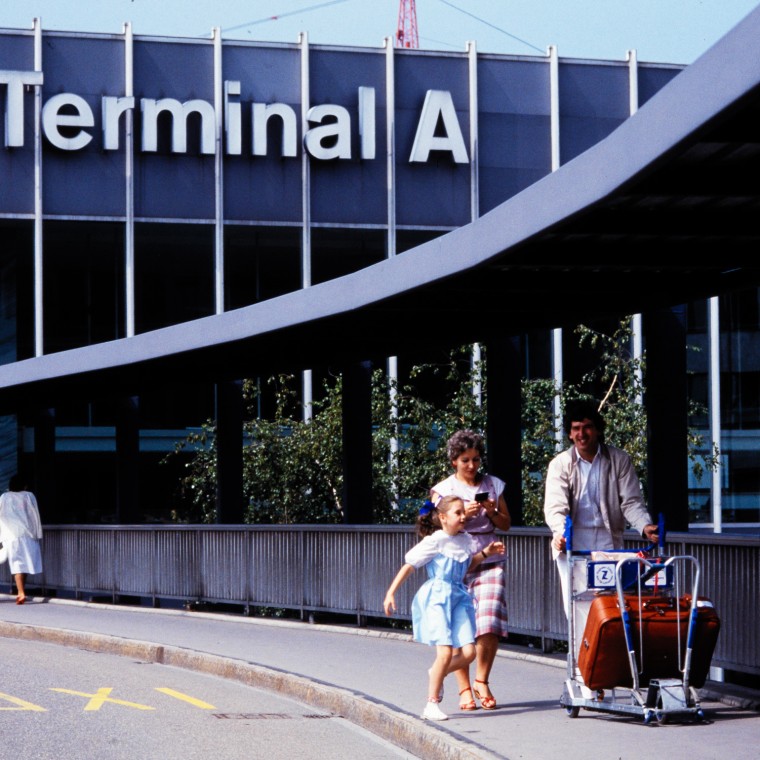 Jalankulkijoita Terminal A:n edessä vuonna 1985 (© Swissair) Jalankulkijoita Terminal A:n edessä vuonna 1985 (© Swissair)