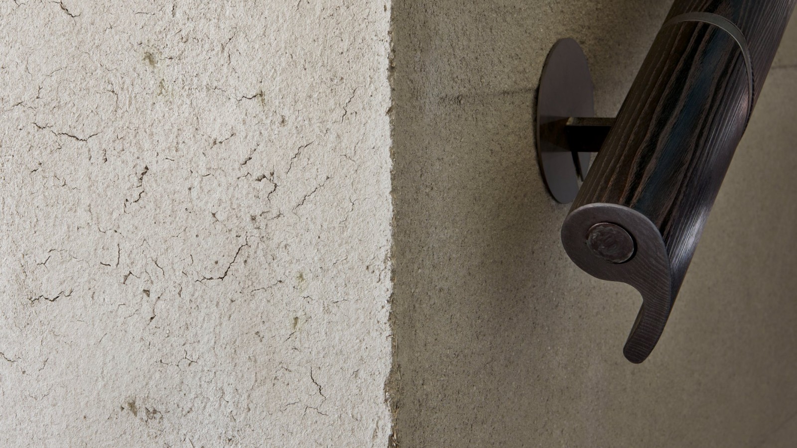 Poltetun puun tai saviseinien kaltaiset pinnat parantavat kosketuskokemusta. (© David Willen Studio)