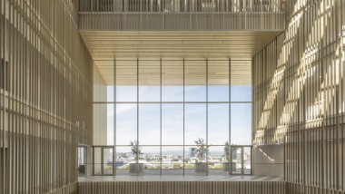 Atrium on verhottu kullatuilla alumiiniprofiileilla, joiden värisävyt vaihtuvat auringon asennon mukaan (© Ana Skobe)