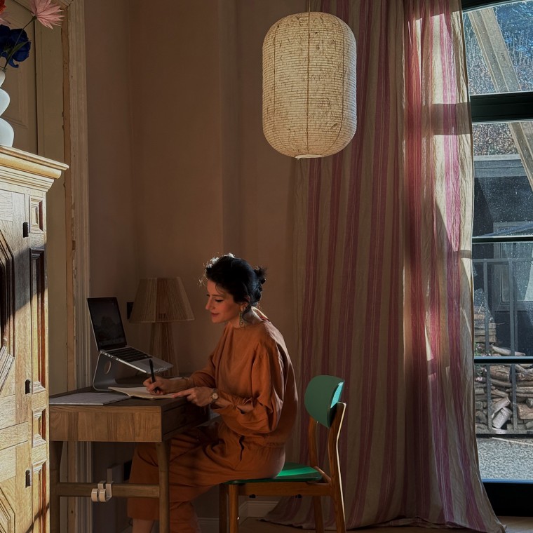 Büşra Qadir käyttää sisustustyylistään nimitystä Fusion Living ja yhdistää siinä kulttuureja, tyylejä ja värejä (© Büşra Qadir) Büşra Qadir käyttää sisustustyylistään nimitystä Fusion Living ja yhdistää siinä kulttuureja, tyylejä ja värejä (© Büşra Qadir)