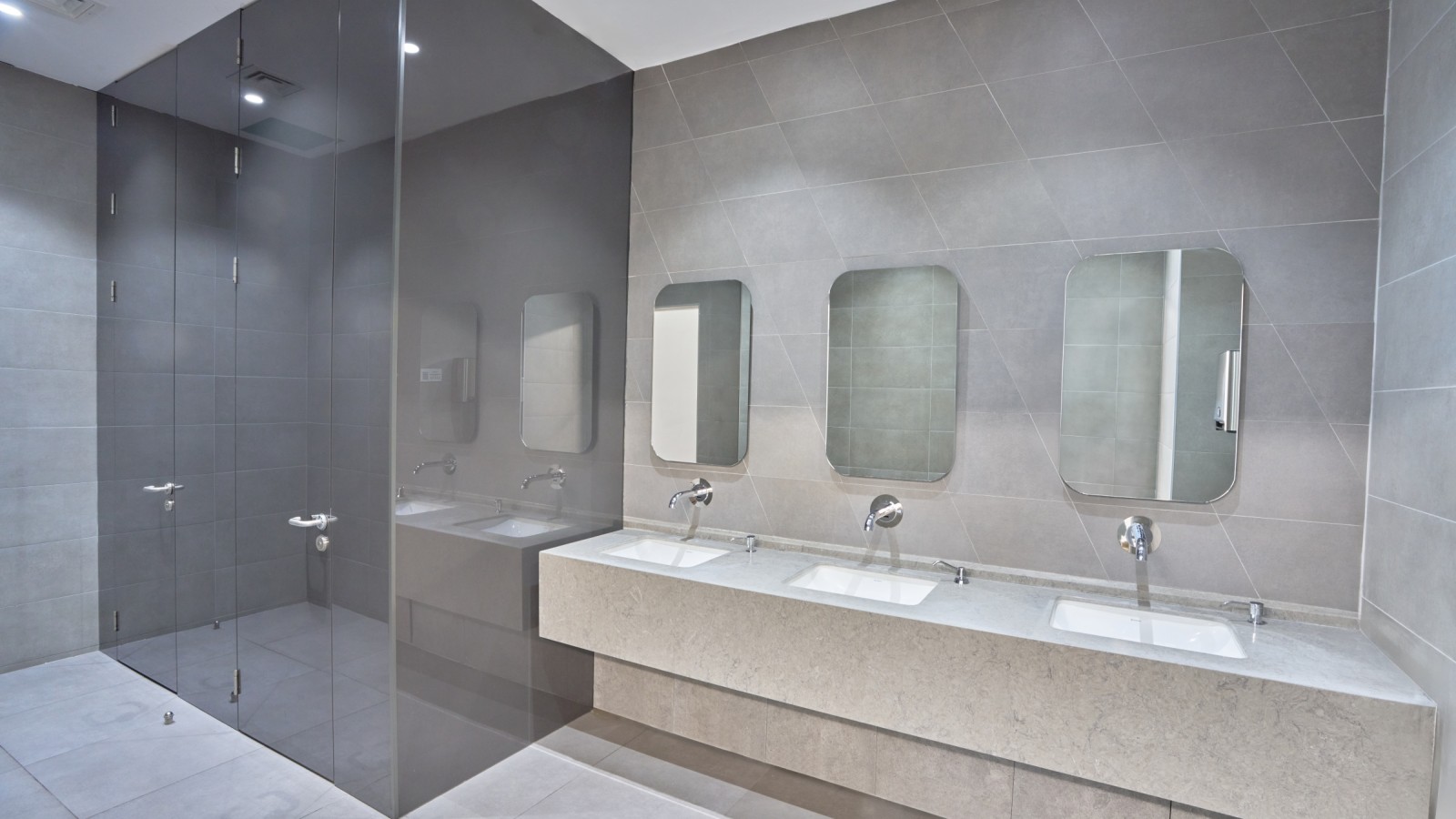 Yksinkertaista ja tyylikästä: Geberit VariForm -pesuallas ja Piave-hanat. (© Oğuzhan Kasar)