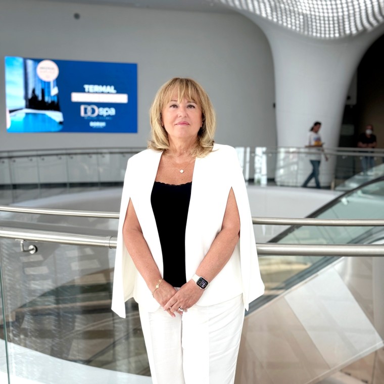 Prof. Zeynep Kahveci haluaa, että hänen potilaansa ja henkilökuntansa tuntevat olonsa mukavaksi. (© Doruk Hospital)