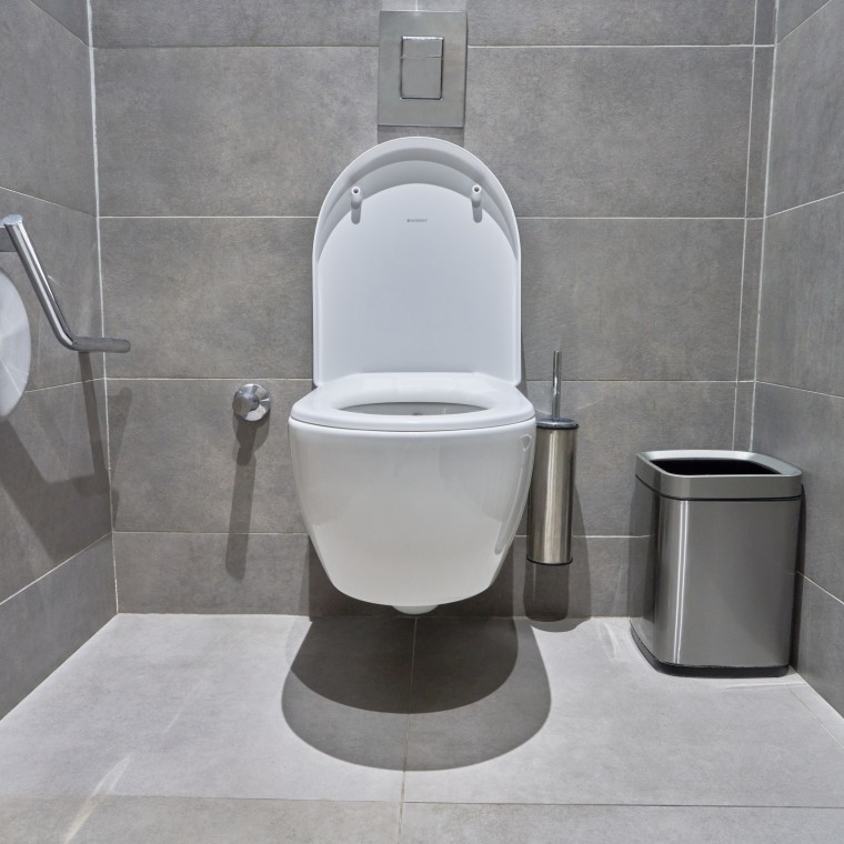 Kylpyhuoneisiin on asennettu monia Geberit-tuotteita, kuten iCon-wc:t. (© Oğuzhan Kasar)