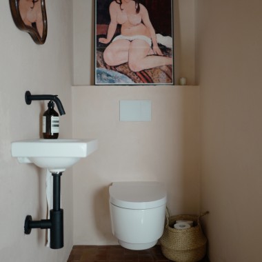 AquaClena Mera -pesu-wc-istuin puhdistaa hellävaraisesti vedellä. Sen kanssa sopivat yhteen Sigma70-huuhtelupainike ja pieni iCon Light -pesuallas (© Anna W.) AquaClena Mera -pesu-wc-istuin puhdistaa hellävaraisesti vedellä. Sen kanssa sopivat yhteen Sigma70-huuhtelupainike ja pieni iCon Light -pesuallas (© Anna W.)