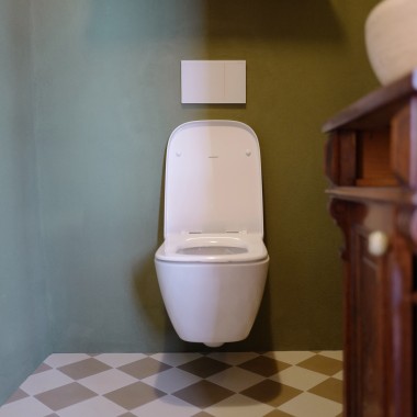 Tyylikäs vieras-WC, jossa on Renova Plan -WC-istuin ja Sigma70-huuhtelupainike (© Anna W.) Tyylikäs vieras-WC, jossa on Renova Plan -WC-istuin ja Sigma70-huuhtelupainike (© Anna W.)