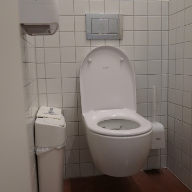 Julkisiin WC-tiloihin on asennettu monia Geberitin tuotteita (© Geberit) Julkisiin WC-tiloihin on asennettu monia Geberitin tuotteita (© Geberit)
